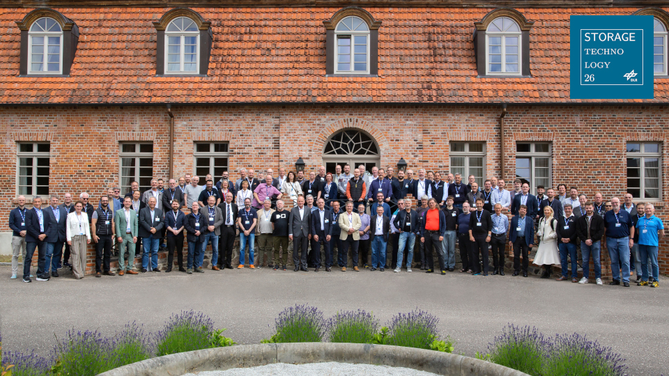 Gruppenfoto der Storage Technology 2026 Gruppenfoto_StorageTechnology_2026_logo_16_9_online